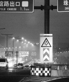 太阳能警示灯亮相快速路，为交通安全注入绿色新能量